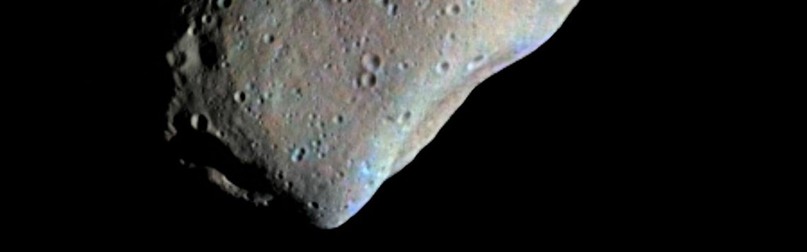 El asteroide (951) Gaspra fue el primero observado de cerca, cuando recibió la visita de la sonda espacial Galileo en el año 1991. Los estudios habituales de asteroides no proporcionan información sobre su estructura interna, aunque los sobrevuelos cercanos sí permiten fijar sus dimensiones y forma, así como estimar su masa. [NASA]