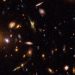 El cúmulo de galaxias SDSS J1004+4112, visto aquí en una imagen captada por el telescopio espacial Hubble, es una de las lentes gravitatorias más estudiadas. Gracias a ella, se ha podido determinar el mayor retraso jamás medido en los tiempos de llegada de la luz de un cuásar. [ESA, NASA, Keren Sharon (Universidad de Tel Aviv), Eran Ofek (CalTech)]