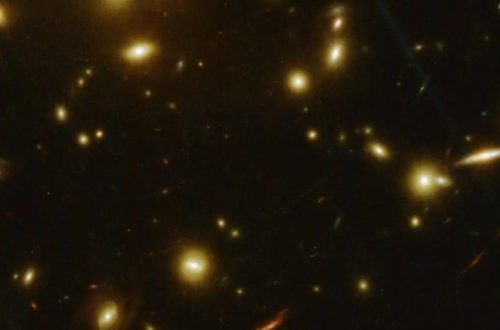 Imagen del telescopio James Webb donde puede distinguirse el objeto Earendel (como un punto situado sobre un arco de color rojizo, en la parte derecha de la imagen), que parece ser la estrella más distante jamás observada. [NASA/ESA/CSA/STScI]